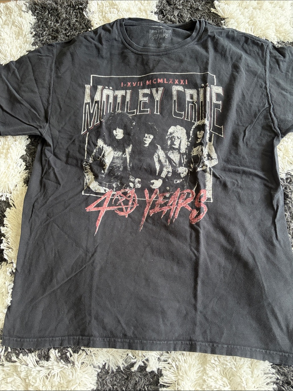 Motley Crue 40 year anniversary graphic tee men’s large